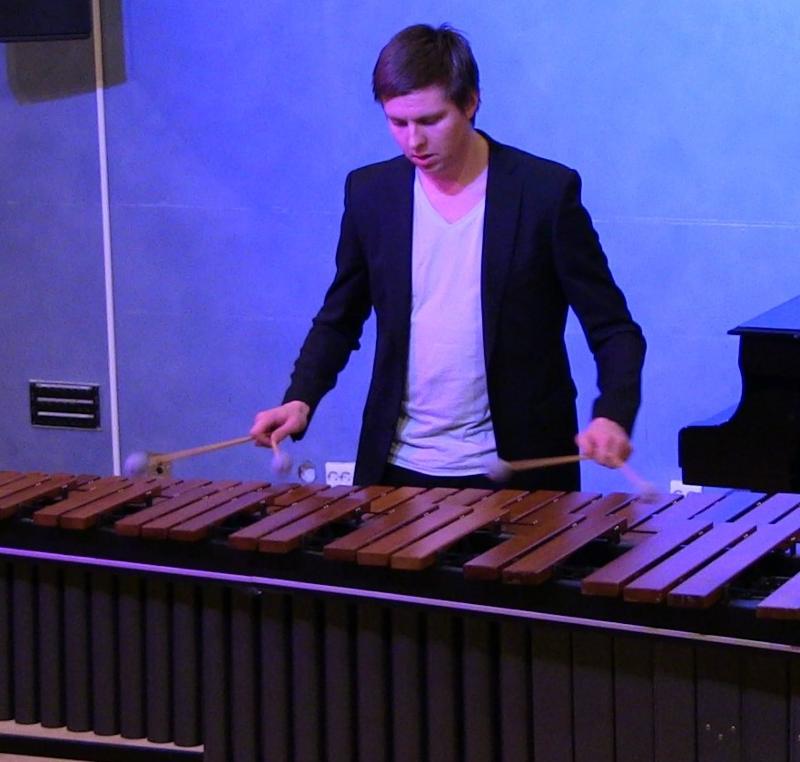 Bilde av Mathias som spiller xylofon